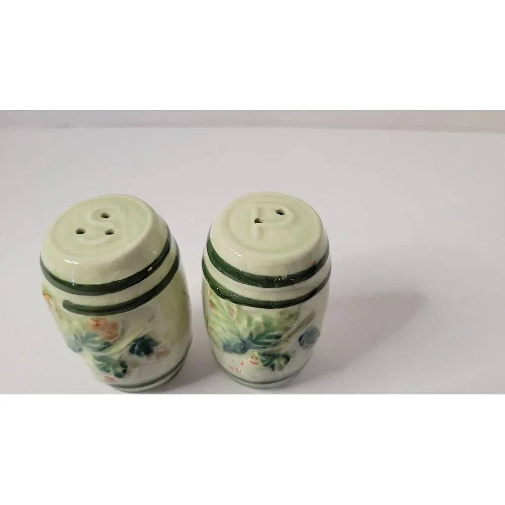 vintage salt and pepper‎ shakers Strawberries